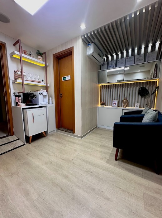 Espaço de espera acolhedor da Clínica Lumina