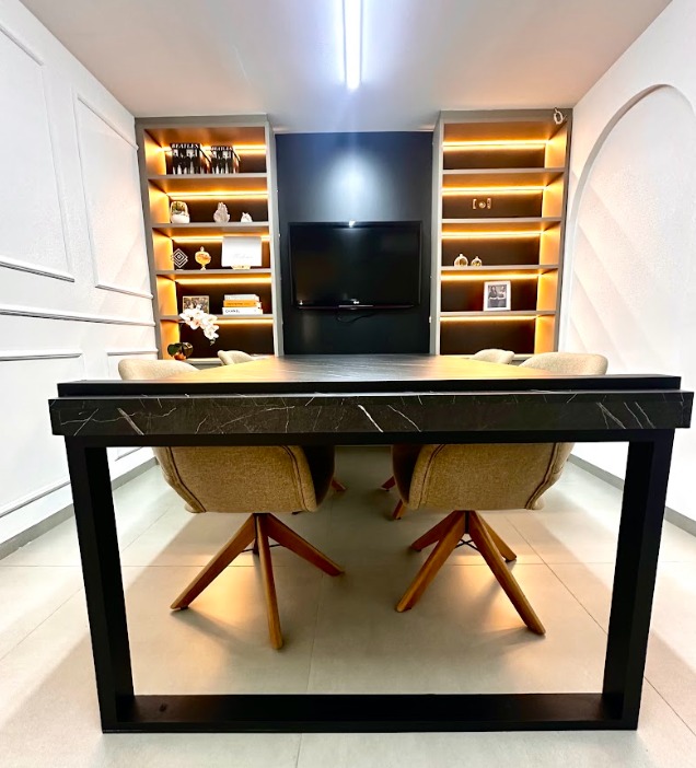 Ambiente clínico premium preparado para cirurgia das pálpebras