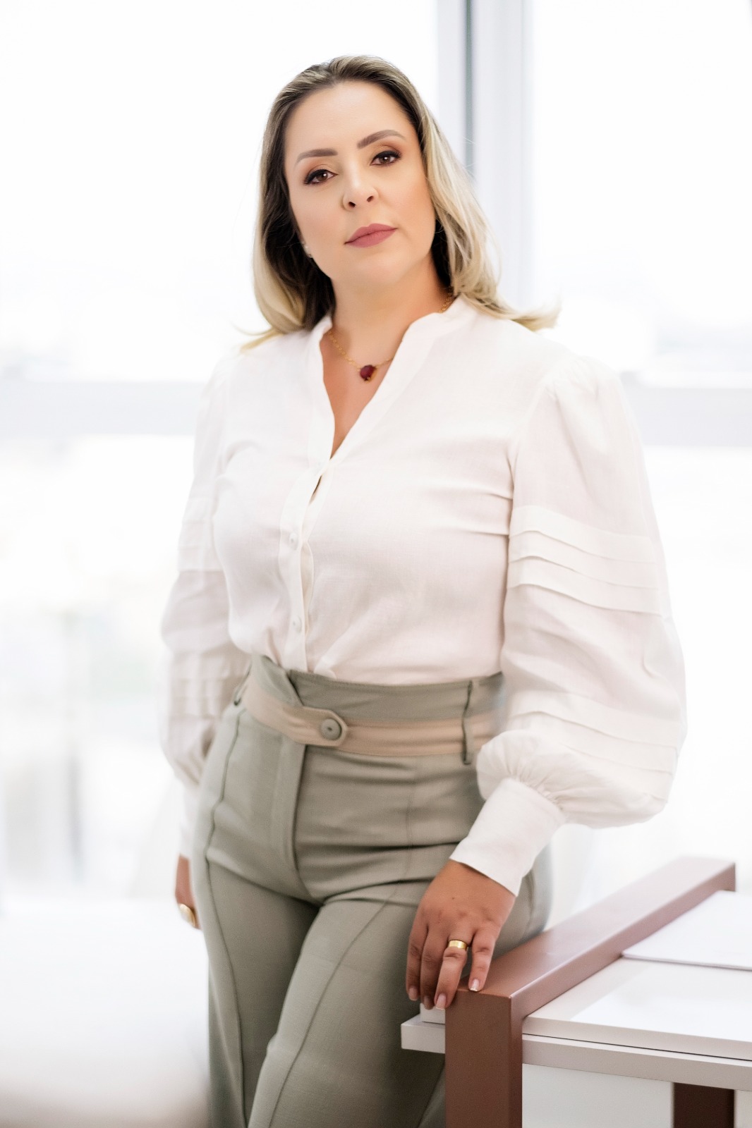 Dra. Ionne Darlen — médica responsável pela cirurgia das pálpebras na Clínica Lumina